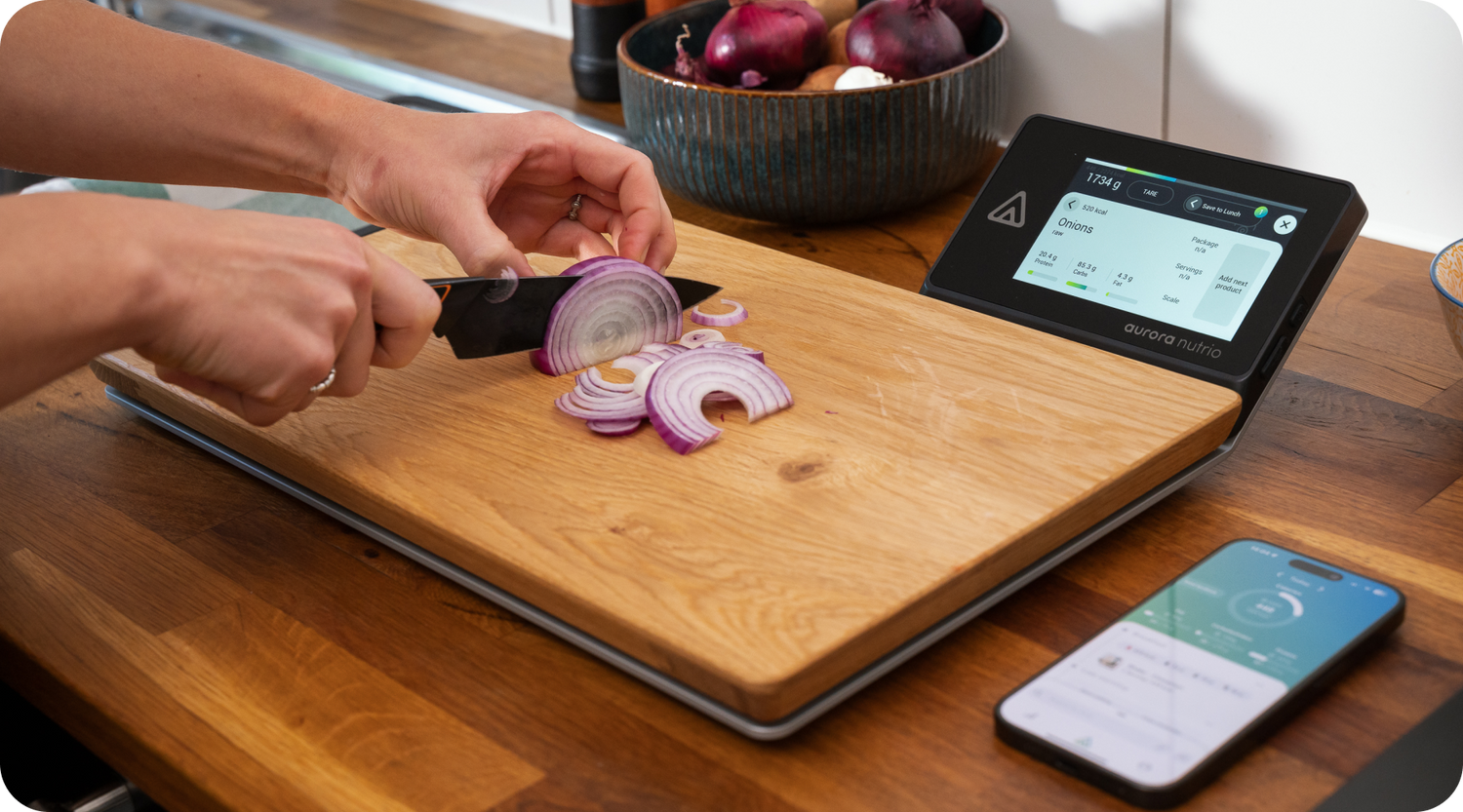 Zubereitung und gleichzeitiges Tracken von Zwiebeln auf intelligentem Schneidebrett Nutrio